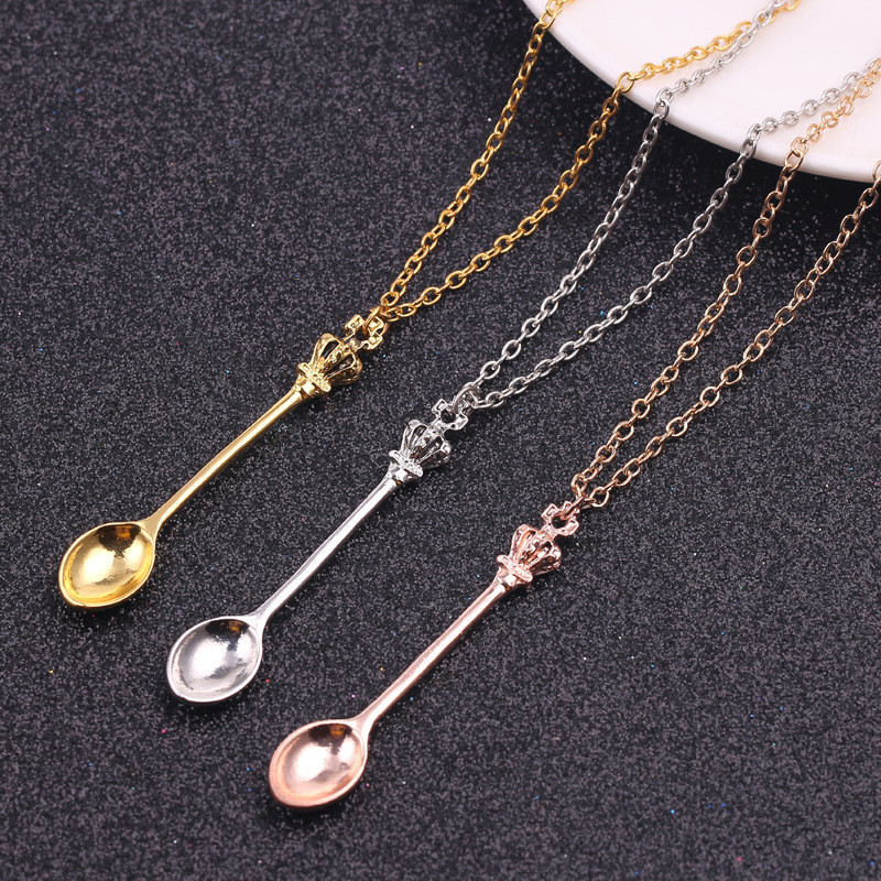 Vintage Collectible Spoons - สร้อยคอจี้รูปมงกุฎทองโบราณ Alice สร้อยคอแฟชั่นสไตล์เรโทร ของขวัญสำหรับผู้หญิง